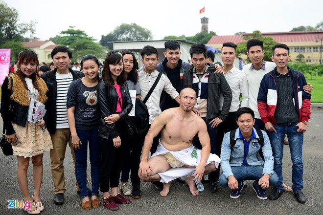 Sau khi biểu diễn, võ sĩ sumo được các bạn trẻ xin chụp ảnh cùng. Võ sĩ sumo đấu vật giữa Hoàng thành Thăng Long