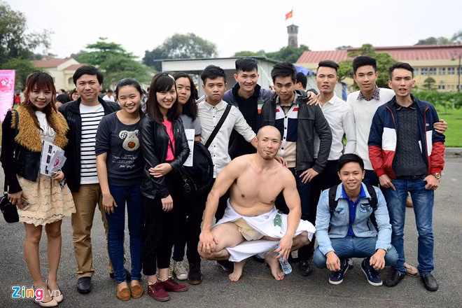 Võ sĩ sumo đấu vật giữa Hoàng thành Thăng Long