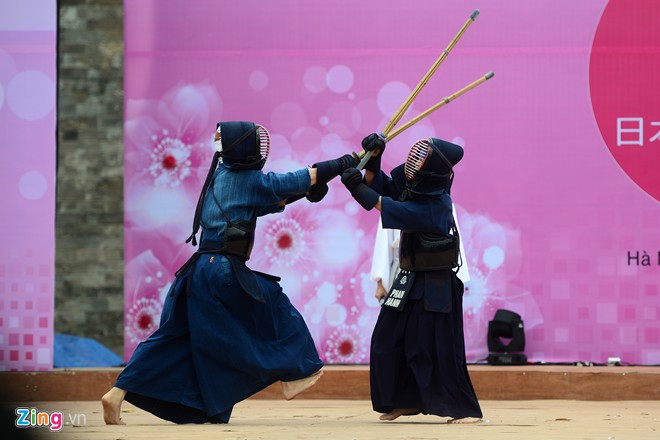 Tiết mục Kendo của câu lạc bộ kiếm gỗ Aikido Hà Nội. Võ sĩ sumo đấu vật giữa Hoàng thành Thăng Long
