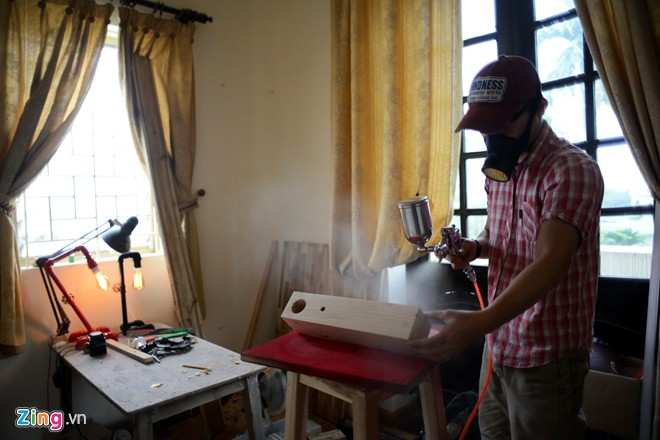 Thấy nhu cầu của khách đặt hàng theo ý tưởng và vật liệu ngày càng cao, anh đã sáng tạo thêm nhiều sản phẩm khác. Các loại bằng gỗ đắt tiền như gỗ óc chó, sồi, hồi, lim... bắt đầu xuất hiện. Có chiếc chỉ riêng tiền gỗ lên đến gần chục triệu. Chàng trai biến đồ gỗ thừa, ống nước thành bóng đèn độc đáo