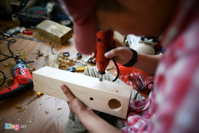"Những sản phẩm đầu tiên chỉ làm để tự ngắm sau đó đưa lên Facebook, thấy mọi người rất thích và hỏi giá, tôi bán thử thấy lãi quá nên quyết định kinh doanh luôn", Đạt tâm sự. Chàng trai biến đồ gỗ thừa, ống nước thành bóng đèn độc đáo