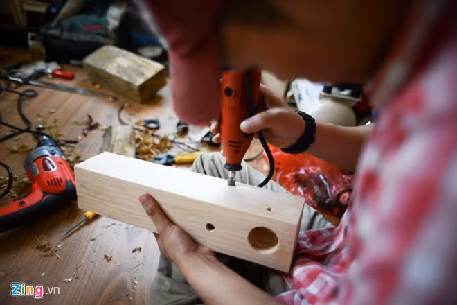 Chàng trai biến đồ gỗ thừa, ống nước thành bóng đèn độc đáo