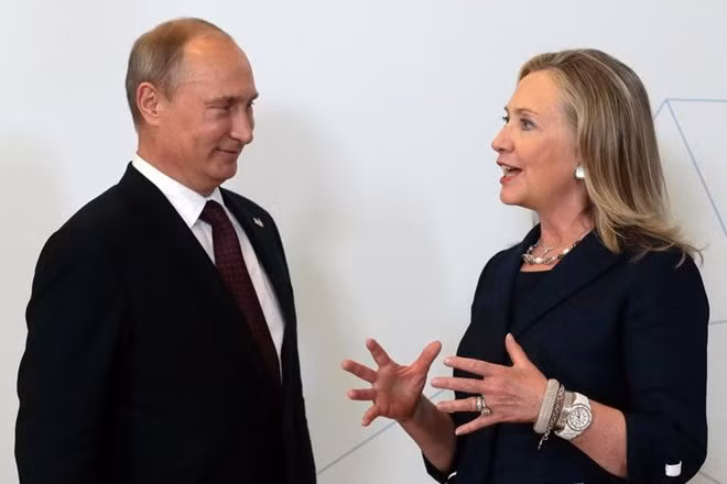 Ngoại trưởng Mỹ Hillary Clinton trao đổi cùng Tổng thống Nga Vladimir Putin bên lề hội nghị cấp cao APEC diễn ra ở thành phố Vladivostok, Nga, vào ngày 8/9/2012. Bà cũng là ngoại trưởng Mỹ công du nhiều quốc gia nhất (112 nước). Ảnh: AP