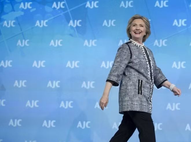 Bà Clinton dự một sự kiện về chính sách đối ngoại ngày 14/5/2014. Sau khi rời Bộ Ngoại giao, bà Clinton lần đầu tiên trở thành công dân bình thường và không can dự vào chính sự sau hơn 30 năm. Tuy nhiên, giới chuyên gia và truyền thông đều nhận định bà Clinton đang chuẩn bị cho chiến dịch tranh cử tổng thống Mỹ năm 2016. Ngày 10/4/2015, một số nguồn tin của hãng AP cho biết, bà Clinton sẽ chính thức xác nhận kế hoạch chạy đua vào Nhà Trắng vào cuối tuần này. Ảnh: AP