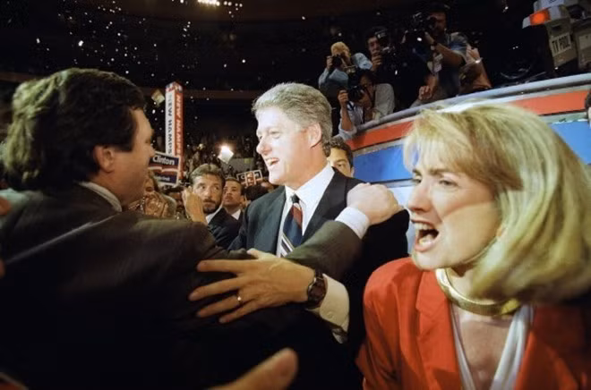 Gia đình Clinton trong đại hội toàn quốc của đảng Dân chủ vào ngày 15/7/1992. Ông Clinton chính thức trở thành ứng viên đại diện đảng để tranh cử chức tổng thống Mỹ. Ảnh: AP
