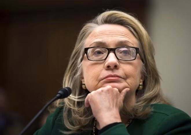 Ngày 23/1/2013, Ngoại trưởng Clinton điều trần trước quốc hội về vụ tấn công đại sứ quán Mỹ ở Libya. Vài ngày sau, bà kết thúc nhiệm kỳ ngoại trưởng, rời khỏi chính phủ và nhường nhiệm vụ lãnh đạo Bộ Ngoại giao Mỹ lại cho ông John Kerry. Ảnh: AP