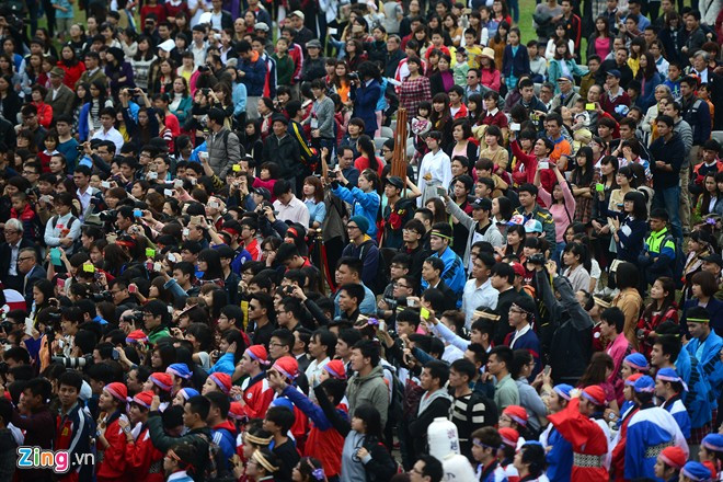 Hàng nghìn người chăm chú theo dõi trong nhiều giờ đồng hồ. Võ sĩ sumo đấu vật giữa Hoàng thành Thăng Long