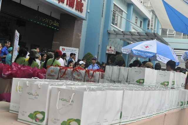 Đàm Vĩnh Hưng giản dị trong “Gắn kết yêu thương” ảnh 12 Những phần quà được chuẩn bị sẵn sàng đến tay bệnh nhân nghèo