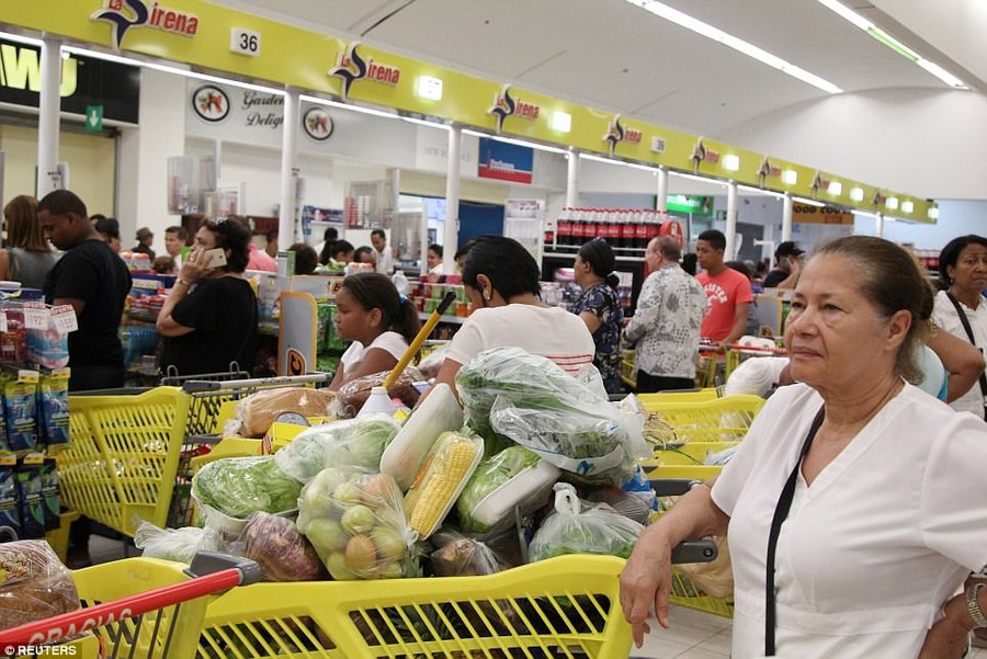 Người dân Mỹ mua đồ chuẩn bị đón bão Irma