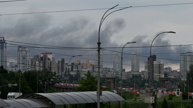 Khói bốc lên ở Kiev, Ukraine, ngày 5/6/2022.