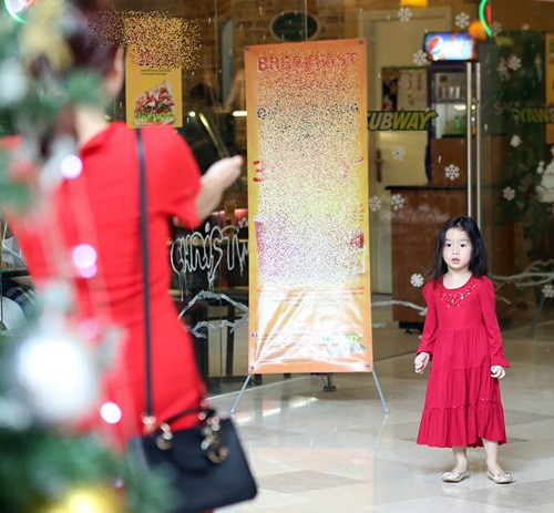 Mẹ con Lưu Hương Giang đỏ rực dạo phố đầu năm - 6