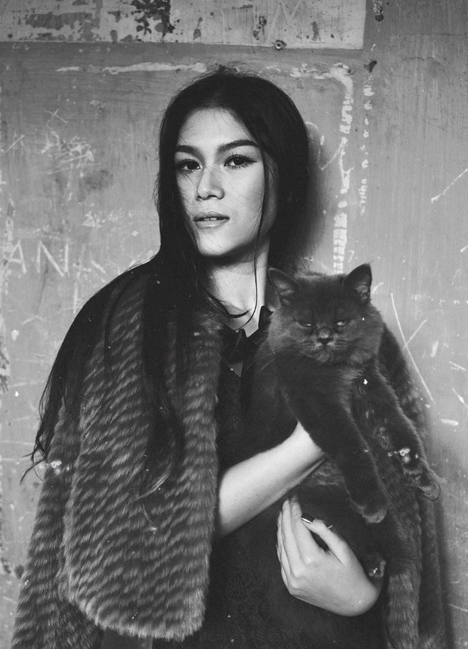 Khoác lên người chiếc áo măng tô cổ điển pha chút hiện đại khiến cho Ngọc Thanh Tâm lột xác hoàn toàn từ hình tượng một tiểu thư trở thành một quý cô lạnh lùng, kiêu kỳ và đầy bí ẩn. Học trò cưng của Đàm Vĩnh Hưng lột xác với ảnh đen trắng