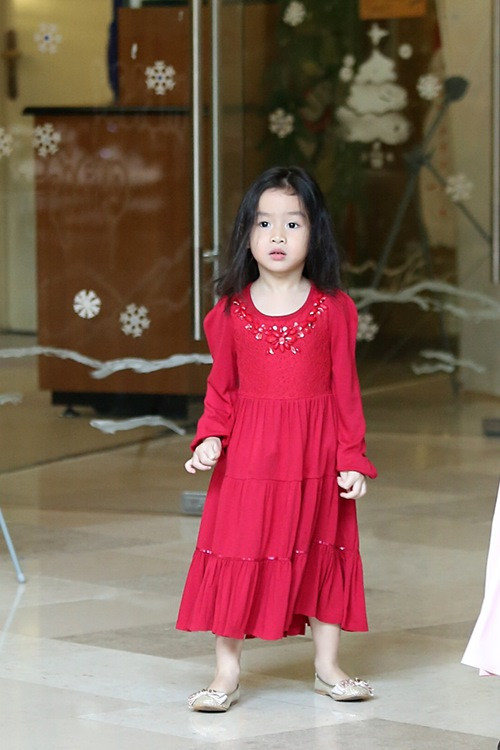 Mẹ con Lưu Hương Giang đỏ rực dạo phố đầu năm - 5