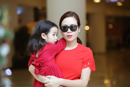 Mẹ con Lưu Hương Giang đỏ rực dạo phố đầu năm - 9