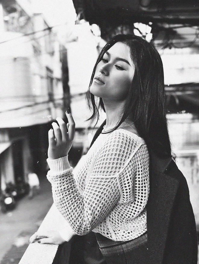 Với khả năng tiếng Anh lưu loát, Ngọc Thanh Tâm cho biết, cô không gặp khó khăn về ngôn ngữ. Bộ ảnh được thực hiện bởi nhiếp ảnh Zun Phan, stylist Emil Ty và chuyên gia trang điểm Tín Nguyễn. Học trò cưng của Đàm Vĩnh Hưng lột xác với ảnh đen trắng