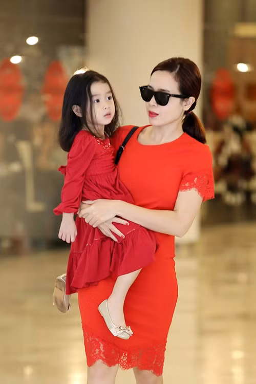 Mẹ con Lưu Hương Giang đỏ rực dạo phố đầu năm - 7