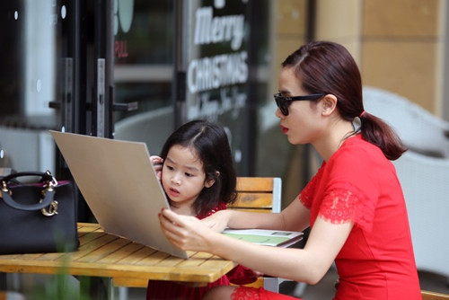 Mẹ con Lưu Hương Giang đỏ rực dạo phố đầu năm