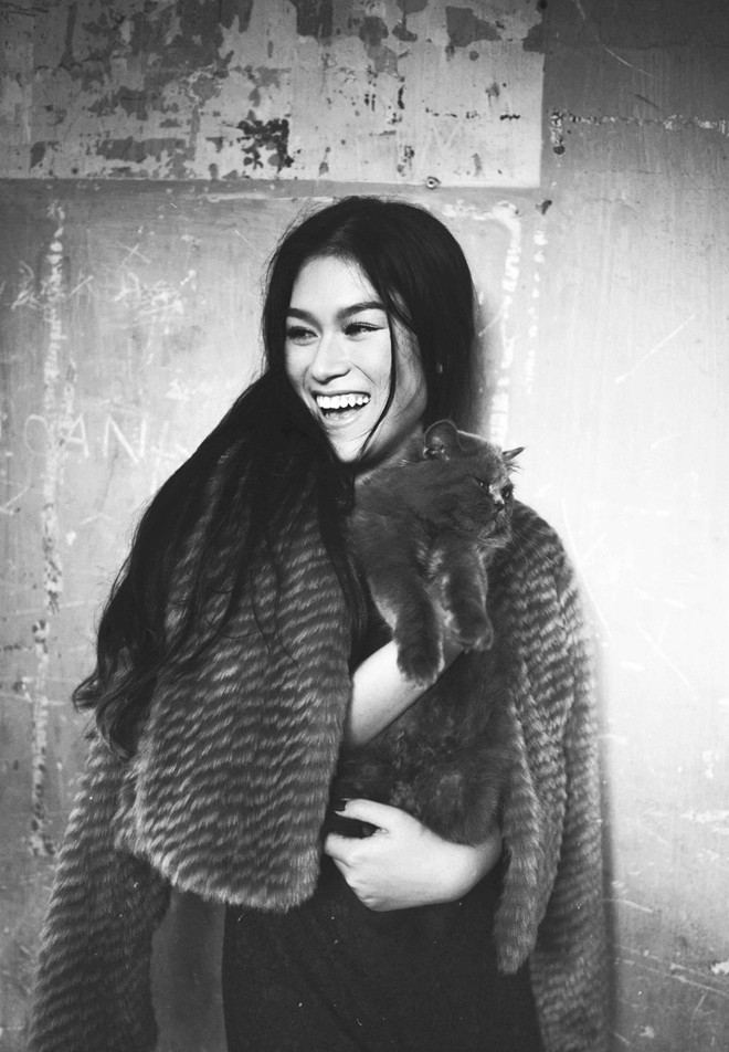 Diễn viên Hiệp sĩ mù vừa cùng ê-kíp vừa thực hiện bộ ảnh thời trang đen trắng, lấy bối cảnh lạ mà quen tại một chung cư cũ ở trung tâm Sài Gòn. Học trò cưng của Đàm Vĩnh Hưng lột xác với ảnh đen trắng