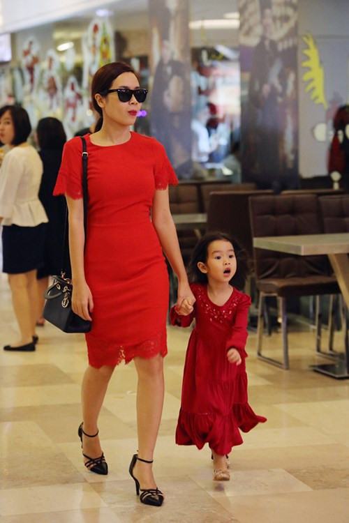 Mẹ con Lưu Hương Giang đỏ rực dạo phố đầu năm - 2