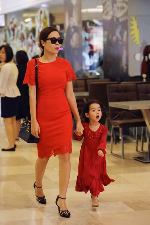 Mẹ con Lưu Hương Giang đỏ rực dạo phố đầu năm - 2