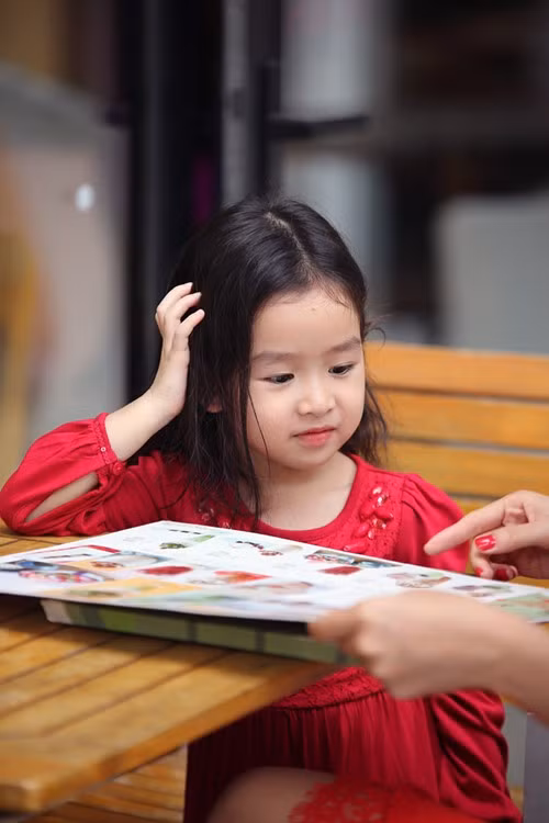 Mẹ con Lưu Hương Giang đỏ rực dạo phố đầu năm - 11