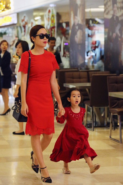 Mẹ con Lưu Hương Giang đỏ rực dạo phố đầu năm - 1