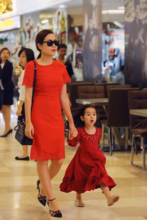 Mẹ con Lưu Hương Giang đỏ rực dạo phố đầu năm - 1