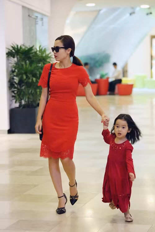 Mẹ con Lưu Hương Giang đỏ rực dạo phố đầu năm - 3