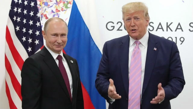 TT Putin và TT Trump (phải) tại một thượng đỉnh ở Nhật Bản.