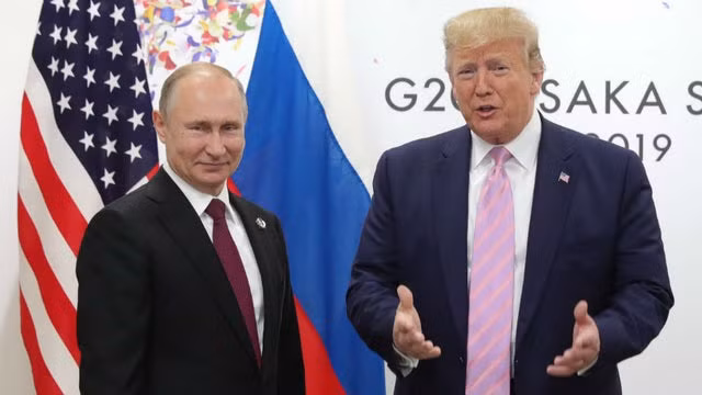 TT Putin và TT Trump (phải) tại một thượng đỉnh ở Nhật Bản.