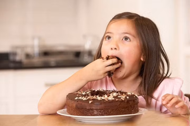 Để hạn chế nguy cơ mắc bệnh đái tháo đường, trẻ dưới 18 tuổi nên hạn chế đồ ngọt cũng như lượng đường ăn vào mỗi ngày. Ảnh minh họa