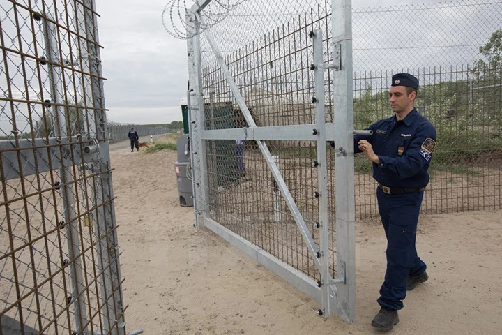 Cảnh sát Hungary gác tại khu vực hàng rào "thông minh" ngăn người di cư tại biên giới với Serbia ngày 28/4. (Nguồn: THX/TTXVN) 