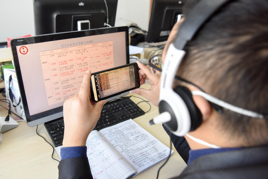 Giáo viên Liu Feng cung cấp một khóa học trực tuyến cho học sinh của mình tại một trường trung học ở Urumqi.