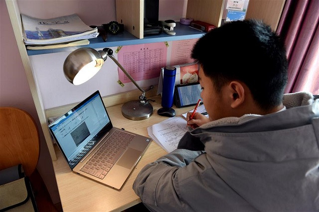 Yuxuan, học sinh của trường trung học phổ thông Hefei Số 8, tham gia một lớp học trực tuyến tại nhà ở Hợp Phì, tỉnh An Huy phía đông của Trung Quốc