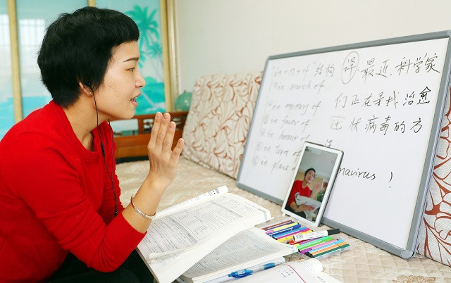 Một GV tiếng Anh từ một trường trung học địa phương ở thành phố Thạch Gia Trang, tỉnh Hà Bắc của Trung Quốc, có một lớp học trực tuyến với học sinh ở nhà