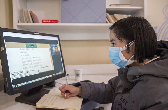 Su Yan, một học sinh của trường trung học Hồng Thủy ở thành phố Bijie, tỉnh Quý Châu, tham gia một lớp học trực tuyến tại nhà