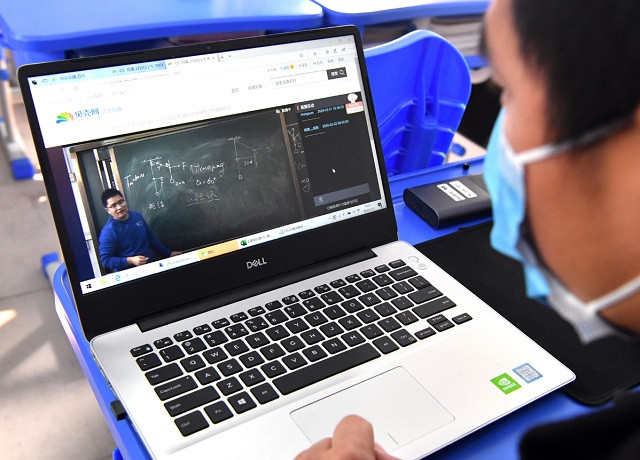 Một nhân viên kiểm tra chất lượng của một video trực tuyến cho học sinh tại một trường trung học địa phương ở Trịnh Châu, thủ phủ của tỉnh Hà Nam của Trung Quốc.