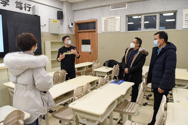 Giáo viên trao đổi ý kiến về việc cung cấp các khóa học trực tuyến tại một trường trung học ở Urumqi, khu tự trị Tân Cương của Trung Quốc.