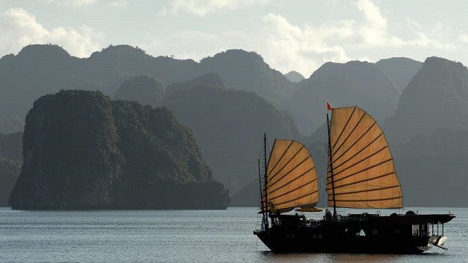 Được công nhận là Di sản Thế giới của UNESCO năm 1994, Vịnh Hạ Long là nơi có hàng ngàn kiến tạo đá vôi hiểm trở, hang động và đảo - dễ dàng khám phá trên một hành trình qua đêm. Không có gì đáng ngạc nhiên, phong cảnh ăn ảnh thu hút hàng triệu khách du lịch đến vùng đông bắc Việt Nam mỗi năm. Được công nhận là Di sản Thế giới của UNESCO năm 1994, Vịnh Hạ Long là nơi có hàng ngàn kiến tạo đá vôi hiểm trở, hang động và đảo - dễ dàng khám phá trên một hành trình qua đêm. Không có gì đáng ngạc nhiên, phong cảnh ăn ảnh thu hút hàng triệu khách du lịch đến vùng đông bắc Việt Nam mỗi năm.