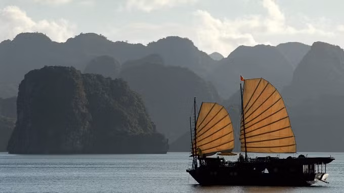 Được công nhận là Di sản Thế giới của UNESCO năm 1994, Vịnh Hạ Long là nơi có hàng ngàn kiến tạo đá vôi hiểm trở, hang động và đảo - dễ dàng khám phá trên một hành trình qua đêm. Không có gì đáng ngạc nhiên, phong cảnh ăn ảnh thu hút hàng triệu khách du lịch đến vùng đông bắc Việt Nam mỗi năm.