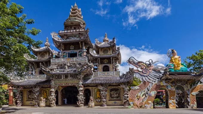 Hoàn thành vào năm 1952, ngay bên ngoài thành phố Đà Lạt, chùa Linh Phước còn được coi là tháp chuông cao nhất của Việt Nam. Đáng chú ý hơn nữa là những bức tranh khảm cầu kỳ dọc theo mặt tiền và hành lang. Xung quanh sân chùa có một tác phẩm điêu khắc rồng bằng thủy tinh khổng lồ, được chế tác từ hàng ngàn chai vỡ.