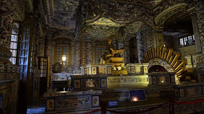 Nằm ở vùng núi gần Huế, lăng mộ vua Khải Định là sự kết hợp tuyệt đẹp của kiến trúc Pháp và phương đông. Nằm ở vùng núi gần Huế, lăng mộ vua Khải Định là sự kết hợp tuyệt đẹp của kiến trúc Pháp và phương đông.