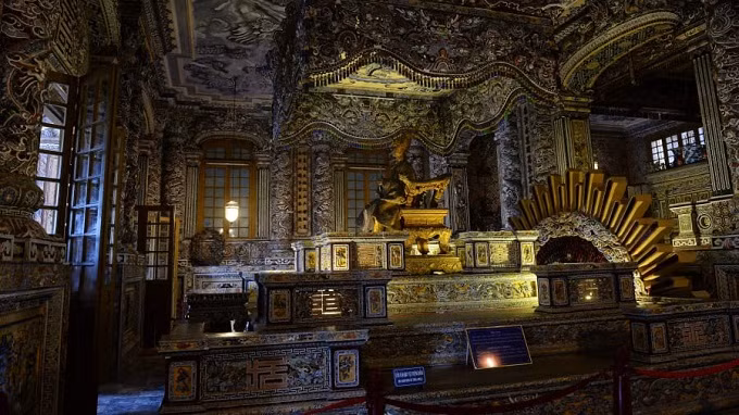 Nằm ở vùng núi gần Huế, lăng mộ vua Khải Định là sự kết hợp tuyệt đẹp của kiến trúc Pháp và phương đông.