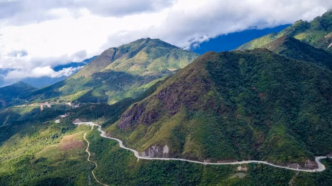 Nối các tỉnh phía bắc Lai Châu và Sapa, QL4D nổi tiếng là một đường đi ngoằn nghèo. Con đường đi qua những ngọn núi cao, một loạt thác nước và đèo Trạm Tôn - hay còn gọi là "Cổng trời" - con đường cao nhất Việt Nam.