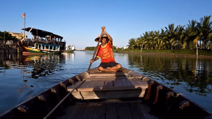 Trên sông Thu Bồn, chảy qua miền trung Việt Nam.