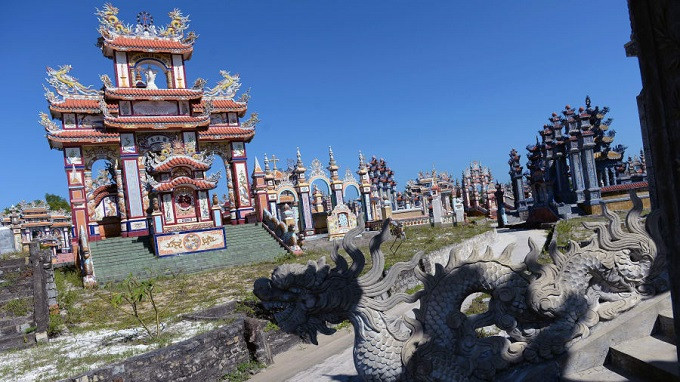 Nằm trên một bãi biển bên ngoài Huế, cố đô của người Việt ở miền trung Việt Nam, làng An Bàng là nơi có nghĩa trang rộng 250 ha, chứa hàng trăm ngôi mộ hoành tráng với những cột trụ rực rỡ, họa tiết sư tử và những con rồng lấp lánh dưới ánh mặt trời. Được xây dựng bởi ngư dân địa phương, những ngôi mộ "nhà giàu" có chi phí hàng chục ngàn đô la. Nằm trên một bãi biển bên ngoài Huế, cố đô của người Việt ở miền trung Việt Nam, làng An Bàng là nơi có nghĩa trang rộng 250 ha, chứa hàng trăm ngôi mộ hoành tráng với những cột trụ rực rỡ, họa tiết sư tử và những con rồng lấp lánh dưới ánh mặt trời. Được xây dựng bởi ngư dân địa phương, những ngôi mộ "nhà giàu" có chi phí hàng chục ngàn đô la.