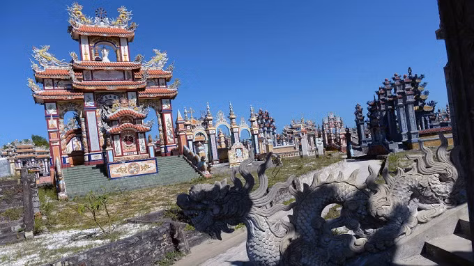 Nằm trên một bãi biển bên ngoài Huế, cố đô của người Việt ở miền trung Việt Nam, làng An Bàng là nơi có nghĩa trang rộng 250 ha, chứa hàng trăm ngôi mộ hoành tráng với những cột trụ rực rỡ, họa tiết sư tử và những con rồng lấp lánh dưới ánh mặt trời. Được xây dựng bởi ngư dân địa phương, những ngôi mộ "nhà giàu" có chi phí hàng chục ngàn đô la.