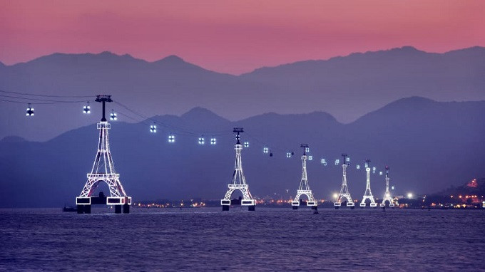 Ngoài khơi bờ biển miền Trung của Việt Nam, Cáp treo Biển Nha Trang dài hơn 3km nối liền Đảo Hòn Tre với Nha Trang. Được xây dựng trên một loạt các cấu trúc huyền bí của Tháp Eiffel, đi cáp treo người ta có thể nhìn từ trên cao đại dương rộng lớn bên dưới và những ngọn núi cao sừng sững. Ngoài khơi bờ biển miền Trung của Việt Nam, Cáp treo Biển Nha Trang dài hơn 3km nối liền Đảo Hòn Tre với Nha Trang. Được xây dựng trên một loạt các cấu trúc huyền bí của Tháp Eiffel, đi cáp treo người ta có thể nhìn từ trên cao đại dương rộng lớn bên dưới và những ngọn núi cao sừng sững.