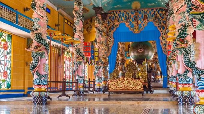 Nằm ở làng Long Thần, phía tây bắc thành phố Hồ Chí Minh, chùa Cao Đài được xây dựng vào năm 1955. Đạo Cao Đài thúc đẩy hòa bình thế giới và xem tất cả các tôn giáo bình đẳng.