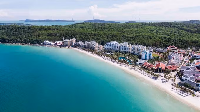 Đảo Phú Quốc được bao quanh bởi những bãi biển cát trắng. Ốc đảo hoang sơ này mới chào đón JW Marriott Phu Quoc Nations Emerald Bay Resort & Spa, được thiết kế bởi Bill Bensley.